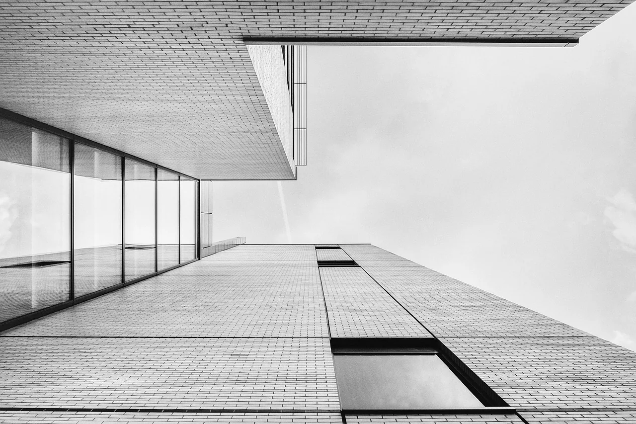 Façade vitrée d'un bâtiment contemporain vue en contre-plongée